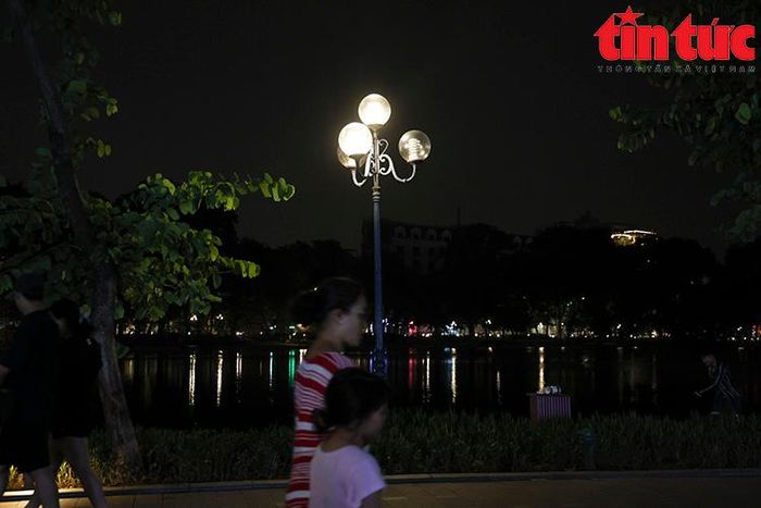 Khu vực xung quanh Hồ Gươm, cách khoảng 3 - 4 cột đèn sáng có một cột tắt.