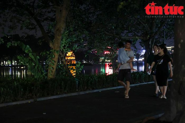 Hệ thống chiếu sáng vườn hoa, vỉa hè và quanh hồ tắt gần hết, chỉ đủ ánh sáng để đảm bảo an toàn, an ninh trật tự.