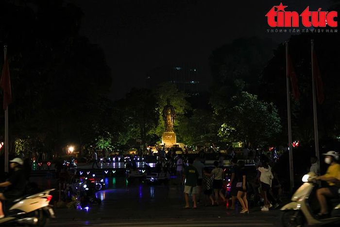 Khu vực tượng đài Lý Thái Tổ có khá đông người, nhưng không có đèn chiếu sáng,