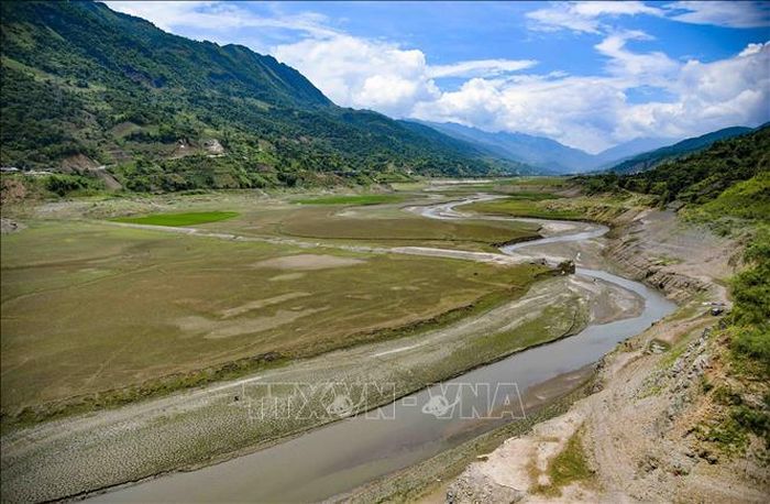 Lòng hồ thủy điện cạn trơ đáy, chỉ còn dòng chảy nhỏ.