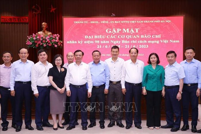 Bí thư Thành ủy Đinh Tiến Dũng với các đại biểu tại buổi gặp mặt. Ảnh: Văn Điệp/TTXVN