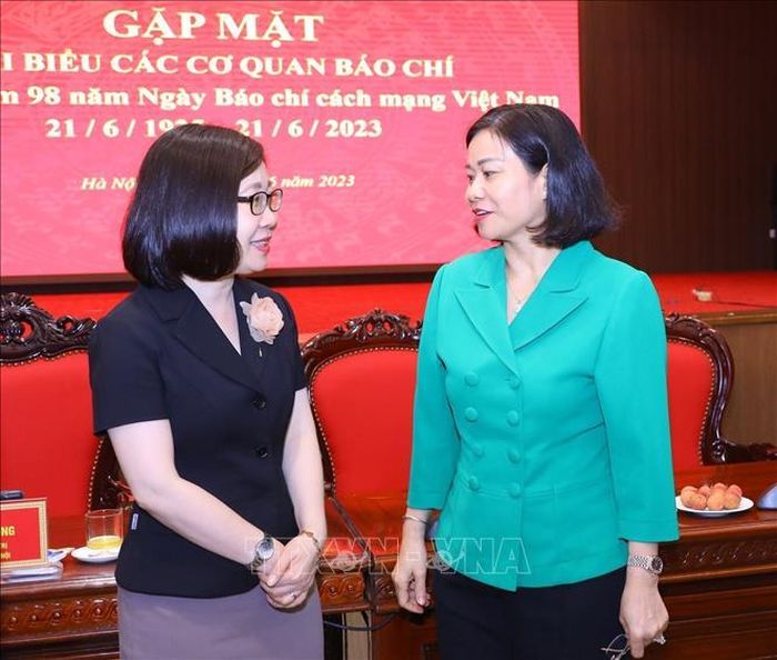 Phó Bí thư Thường trực Thành ủy Hà Nội Nguyễn Thị Tuyến với Phó Tổng Giám đốc Thông tấn xã Việt Nam Đoàn Thị Tuyết Nhung tại buổi gặp mặt. Ảnh: Văn Điệp/TTXVN