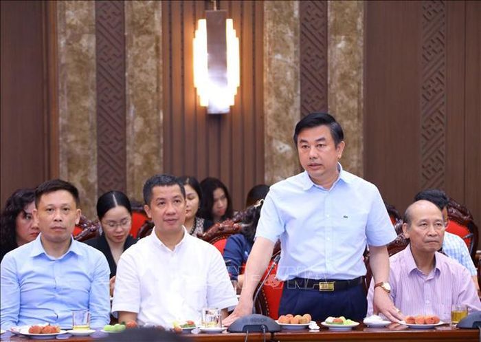 Tổng Biên tập Báo Hà Nội Mới Nguyễn Minh Đức phát biểu tại buổi gặp mặt. Ảnh: Văn Điệp/TTXVN