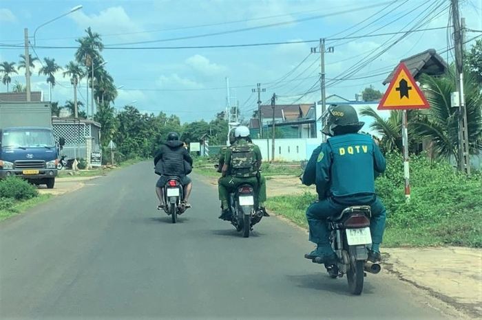 Lực lượng công an xã phối hợp cùng dân quân tự vệ tổ chức tuần tra, đảm bảo an ninh trật tự cho người dân. 