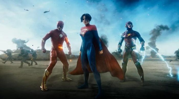 “The Flash” đưa Supergirl (giữa) lên màn ảnh rộng