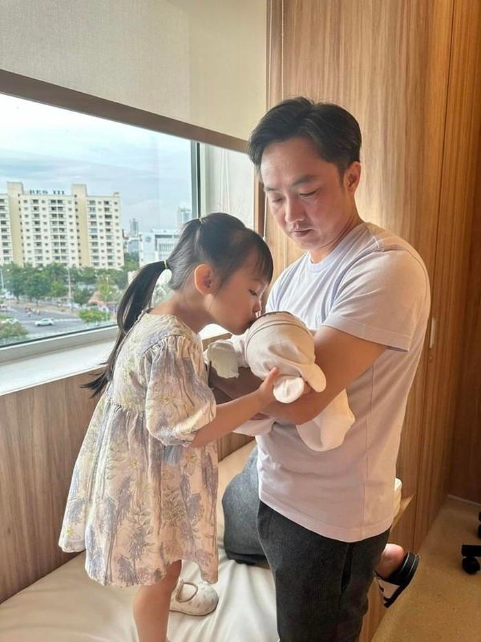 Khoảnh khắc Cường Đô la cùng hai nhóc tỳ khiến bất cứ ai nhìn thấy cũng tan chảy trái tim vì quá đáng yêu.