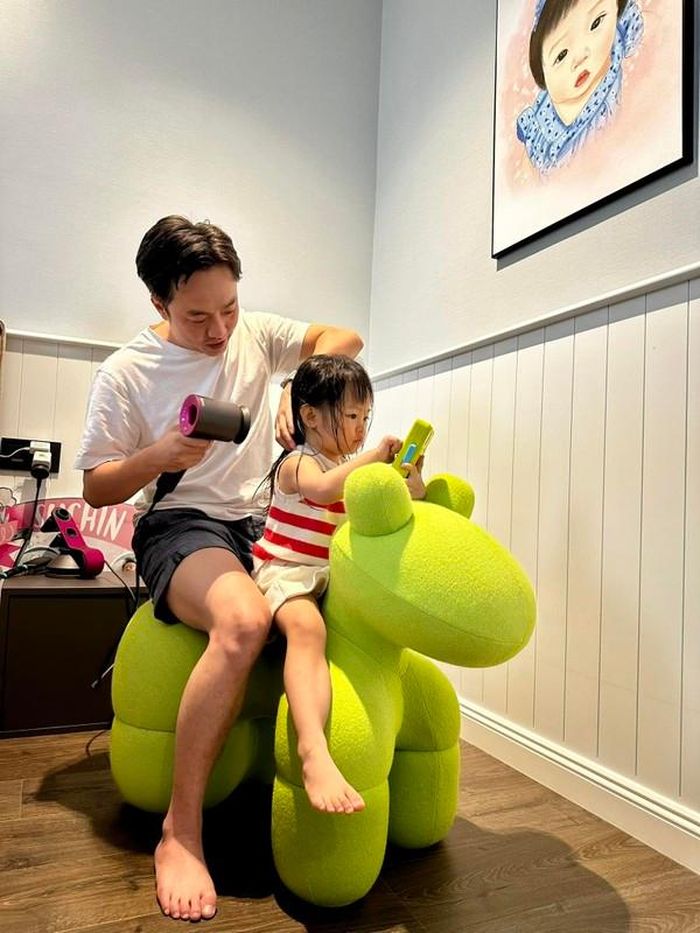 "Làm móng, gội đầu, tạo kiểu tóc… mình cân được hết nha", ông xã Đàm Thu Trang hài hước viết.