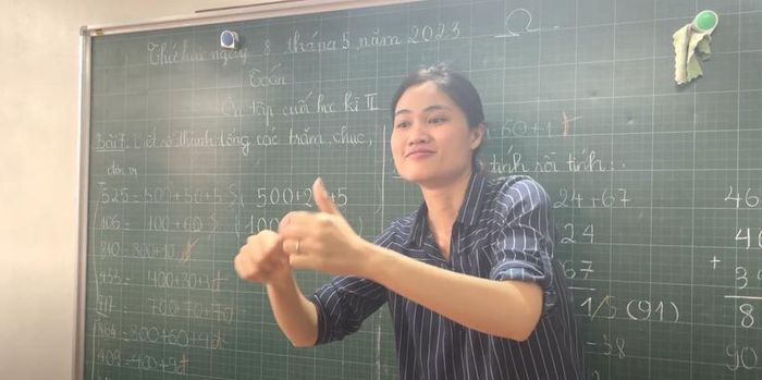 Cô giáo Hồng trong giờ dạy học.