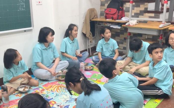 Học sinh lớp học Trẻ Điếc C5 trong giờ ăn trưa.