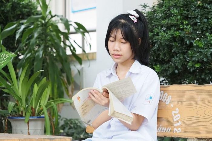  Trần Thị Minh Thanh dành nhiều thời gian cho đọc sách và ôn tập.