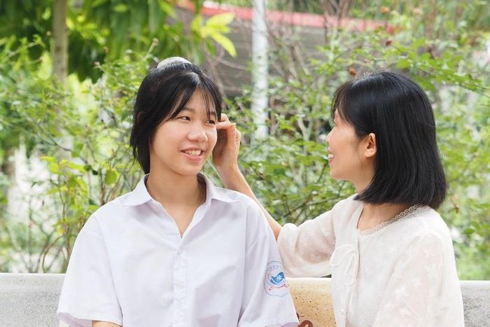 Trần Thị Minh Thanh chia vui với cô giáo Ngô Minh Lý.