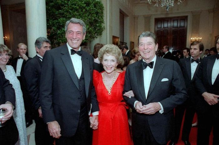 Bức ảnh Hudson chụp cùng vợ chồng cựu Tổng thống Mỹ Reagan trong bữa tiệc năm 1984 ngay trước khi phát hiện bị AIDS. Ảnh: Everett Col.