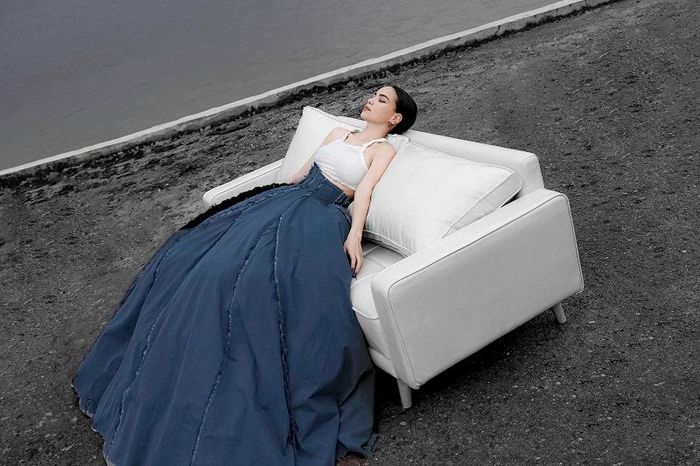 Với nhiều nỗ lực, Hồ Ngọc Hà đã xóa định kiến chân dài cầm micro. Cô đã có những bản hit và công chúng của riêng mình.