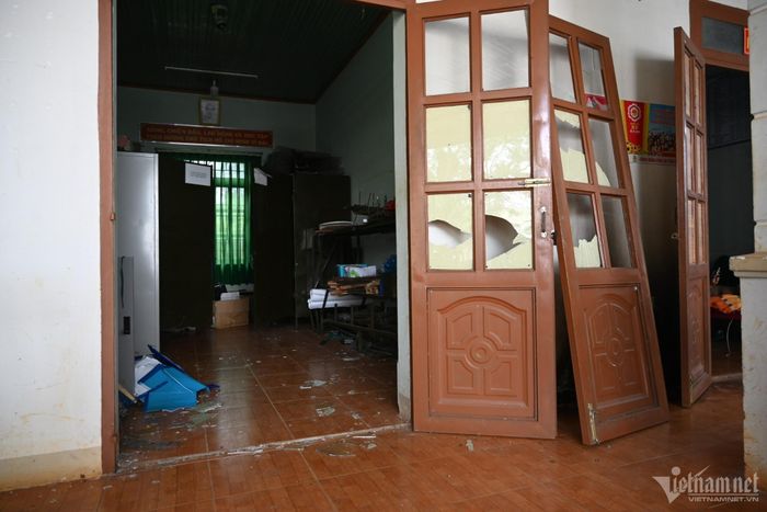Cửa phòng làm việc ở trụ sở xã cũng bị phá hỏng