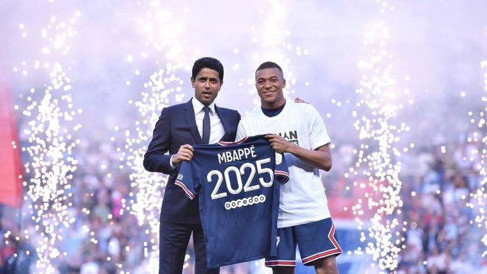 Ban đầu ai cũng nghĩ Mbappe có hợp đồng với PSG đến 2025 nhưng thực tế anh chỉ ký 2 năm kèm tùy chọn gia hạn thêm 12 tháng. Và giờ chân sút này đã thông báo với CLB: anh sẽ không kích hoạt gia hạn, tức chỉ đến hè 2024 là hết thỏa thuận