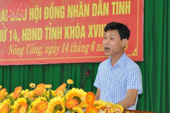 Cử tri Ban Quản lý Dự án Đầu tư Xây dựng huyện Nông Cống phát biểu ý kiến tại buổi tiếp xúc