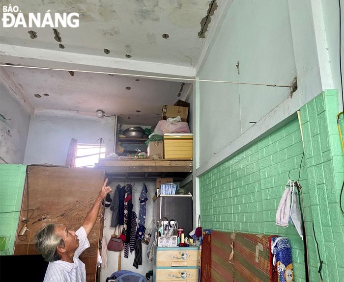 Trên trần nhà của hộ ông Võ Văn Ngọc bong tróc và lộ sắt bê-tông. Ảnh: X.HẬU