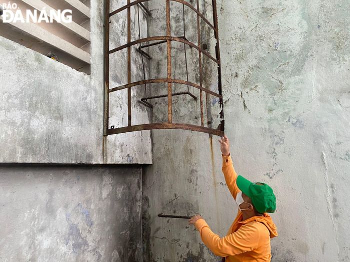 Khung sắt lâu ngày đã mục nát, tiềm ẩn nhiều nguy hại cho người dân sinh sống tại khu vực chung cư Hòa Minh. Ảnh: X.HẬU