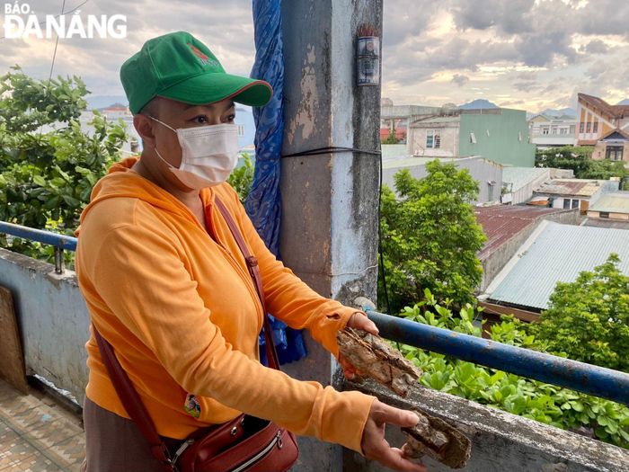Những mảng bê-tông rơi xuống khiến người dân sống trong lo sợ. Ảnh: T.PHƯƠNG
