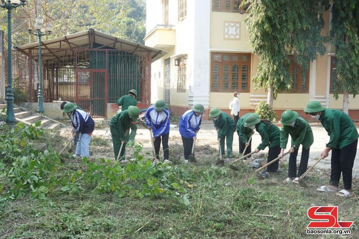 ĐVTN huyện Mai Sơn tham gia vệ sinh môi trường tại công sở và khu dân cư. Ảnh: Nguyễn Yến