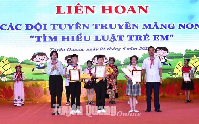 Em Cao Thanh Vân là Đội trưởng đội tuyên truyền măng non của trường tham gia thi.