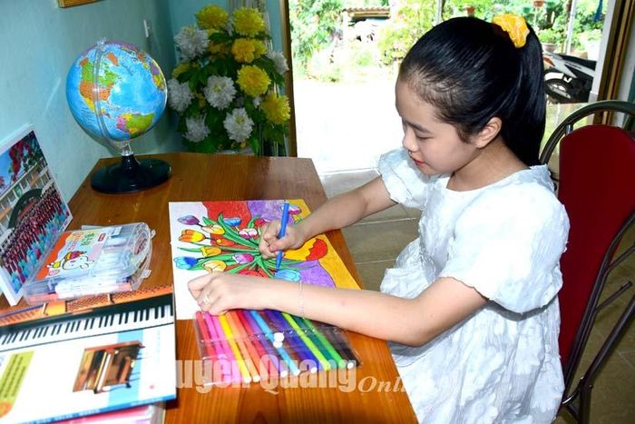 Ngoài ca hát, em Cao Thanh Vân còn đam mê hội họa.