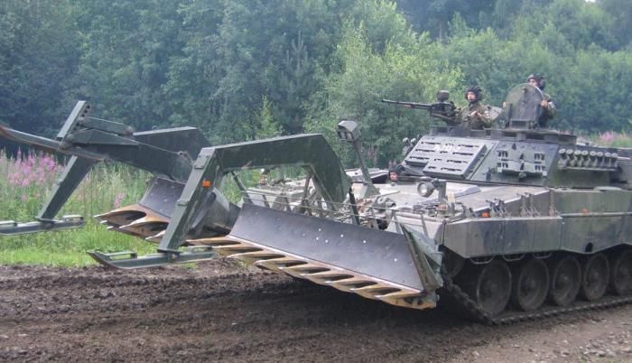 Tuy nhiên, người Phần Lan có vẻ không hài lòng với Leopard 2R. Lý do được đưa ra là đất nước này có quá nhiều đá nên xe cày mìn này khó phát huy hiệu quả.