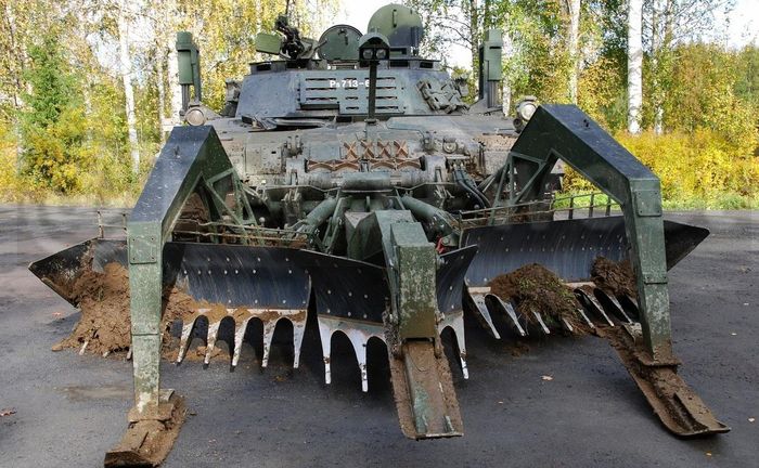 Dễ dàng nhận thấy trên xe Leopard 2R là tháp pháo đã bị loại bỏ. .