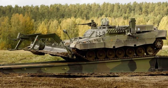 Công ty Patria của Phần Lan đã chuyển đổi 10 xe tăng chiến đấu chủ lực Leopard 2A4 thành biến thể phá mìn Leopard 2R.