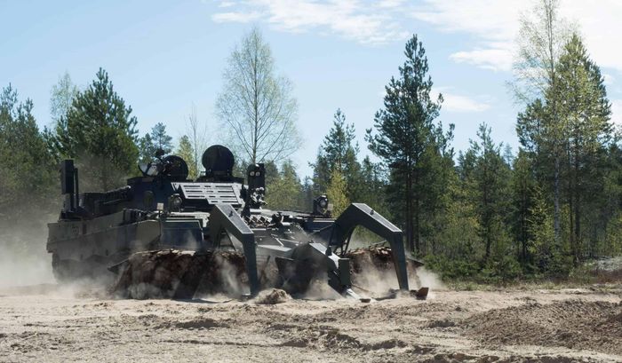Leopard 2R là loại thiết giáp phá mìn đặc biệt, chúng được thiết kế để phá hủy các bãi mìn, dọn đường để tiến công.