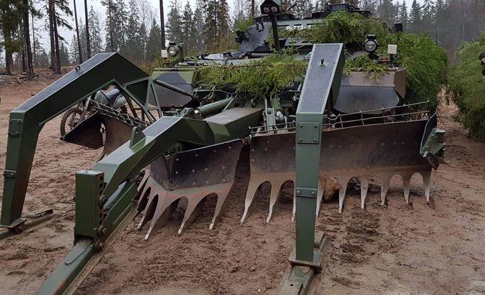 Xe Leopard 2R cũng có khả năng hất đất vào chiến hào, tạo ra cầu đất để tiến thẳng tới gờ sau chiến hào. Sau đó xe tăng và bộ binh có thể vượt qua.