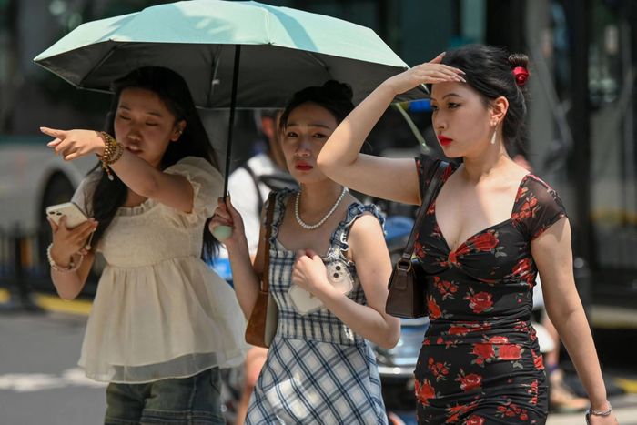 Thời tiết nắng nóng khắc nghiệt đang đe dọa đến đời sống sinh hoạt của đông người dân trên nhiều vùng, miền Trung Quốc. Ảnh: AP.