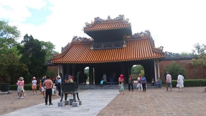 Du khách đến tham quan các điểm trong Quần thể Di tích Cố đô Huế. Ảnh: Tường Vi - TTXVN