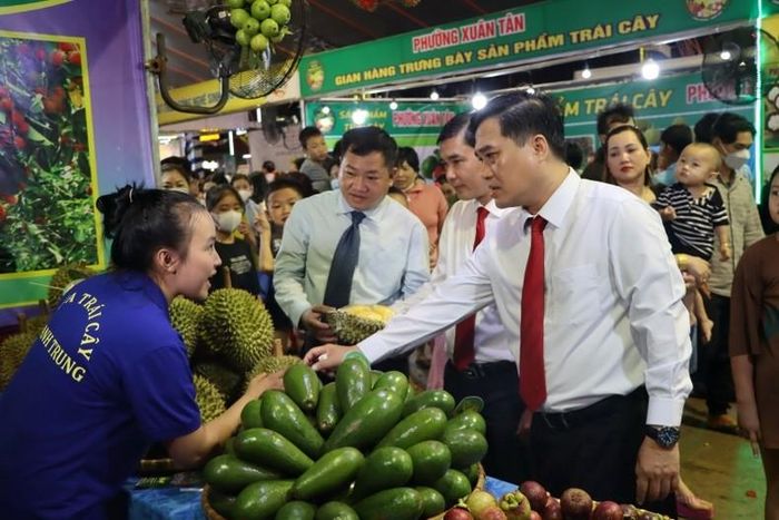 Các đại biểu tham quan gian hàng trái cây tại lễ hội.