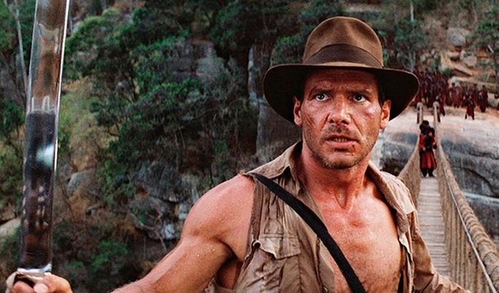 Harrison Ford thời trẻ, đóng vai Indiana Jones và trở thành một phần quan trọng của loạt phim phiêu lưu, hành động ấn tượng Hollywood