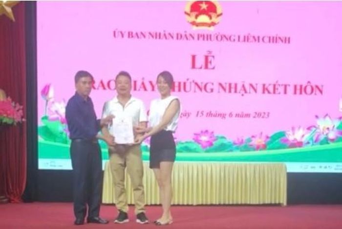  Cặp đôi nhận giấy đăng ký kết hôn. Ảnh: Dân Trí