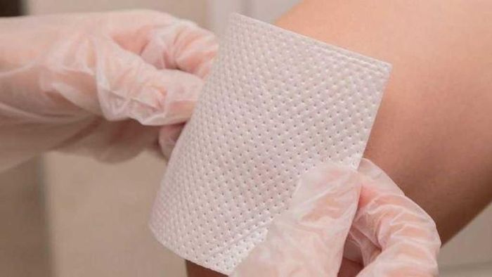 Miếng băng ép vết thương chứa collagen giúp nhanh lành thương. Ảnh INT