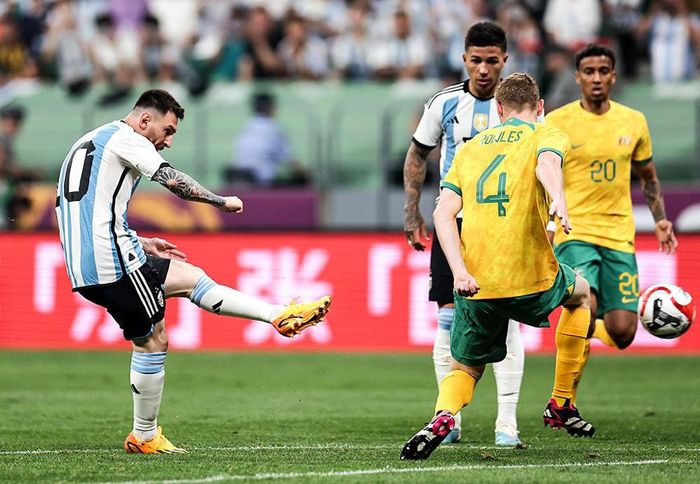 Ngay phút thứ 2, Messi ghi bàn sở trường với cú dứt điểm kỹ thuật ngoài vòng cấm