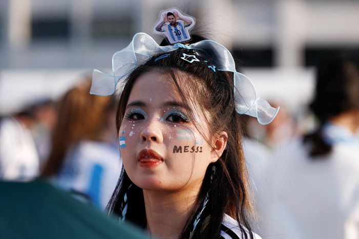 CĐV Trung Quốc đến sân xem các nhà vô địch World Cup 2022