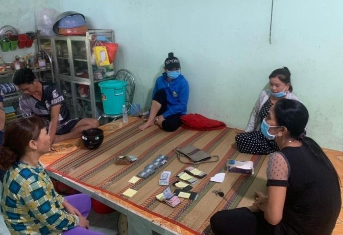 Nhóm con bạc, chủ yếu là phụ nữ tại hiện trường.