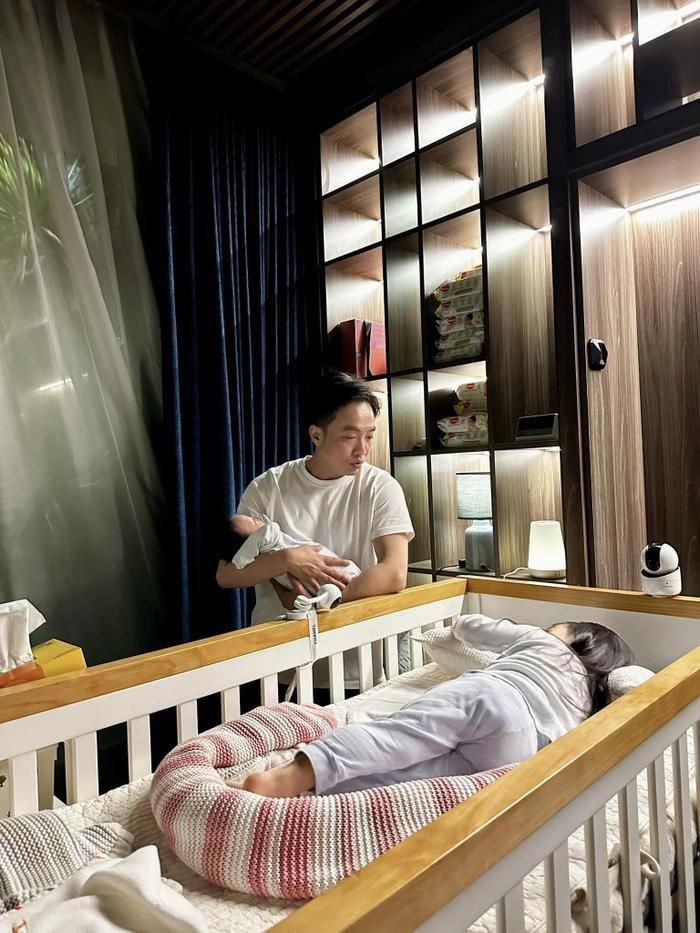 Theo chia sẻ, ái nữ Suchin rất yêu thương em trai. Dù chỉ mới gần 3 tuổi, thế nhưng nhóc tỳ rất hiểu chuyện và ra dáng chị ba 