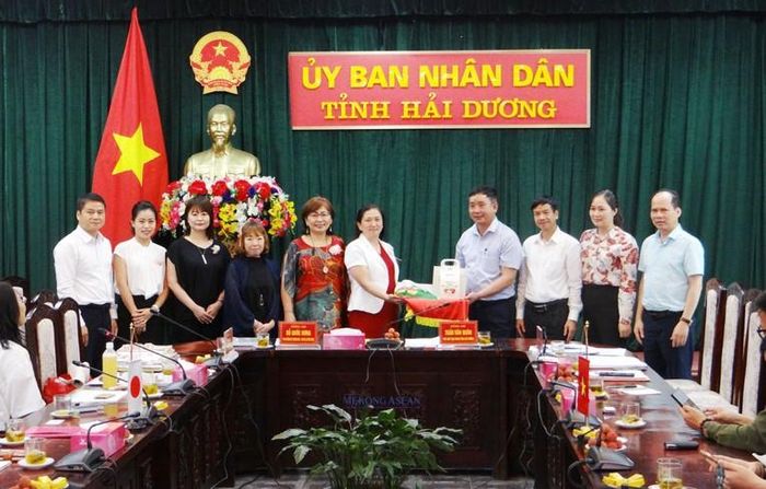 Phó Chủ tịch UBND tỉnh Hải Dương Trần Văn Quân tặng vải thiều Thanh Hà cho đoàn doanh nghiệp Nhật Bản.