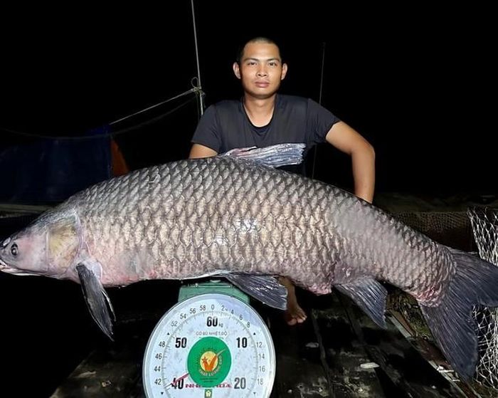Anh Hòa bên con cá "khủng" mà nhóm mình câu được