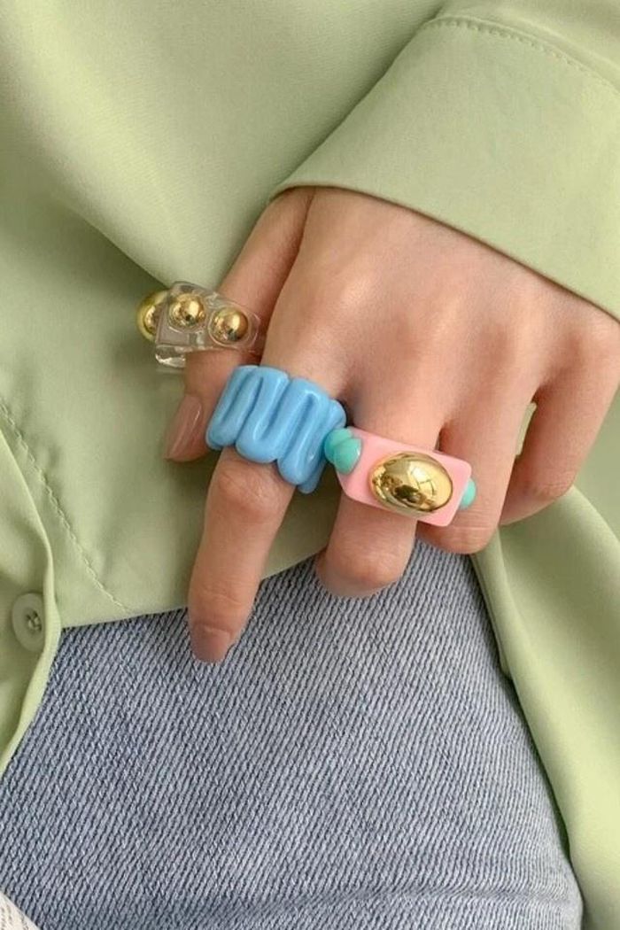  Nhẫn to bản, nhiều màu sắc giúp trang phục trở nên mới mẻ, cá tính. Ảnh minh họa: Who What Wear. 
