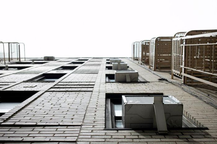  Điều hòa gắn cửa sổ rất phổ biến tại New York. Ảnh: AP. 