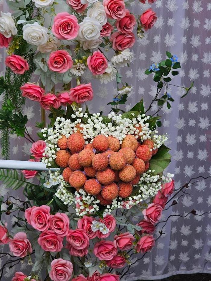 Nhìn đơn giản nhưng khi lên hình, phong cách trang trí này vừa độc lạ lại đáng yêu và gây ấn tượng cho ngày trọng đại. Ảnh: Kun Mon