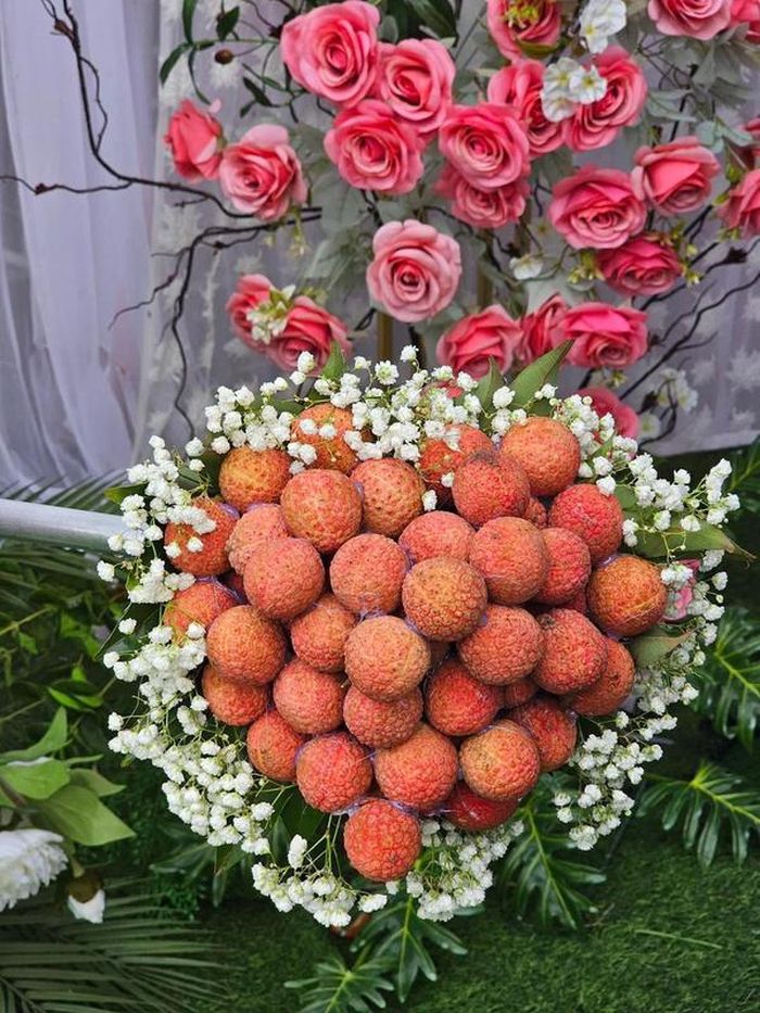 Bắc Giang vào mùa vải thiều, thay vì chọn hoa cưới, họ đã nảy ra ý định sáng tạo dùng vải làm hoa.