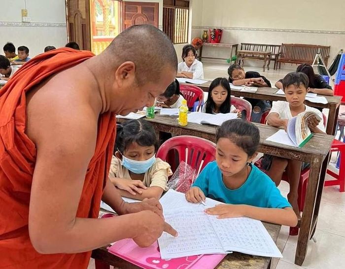 Học sinh học tiếng Khmer ở các chùa của huyện Châu Thành (Trà Vinh). Ảnh: NVCC