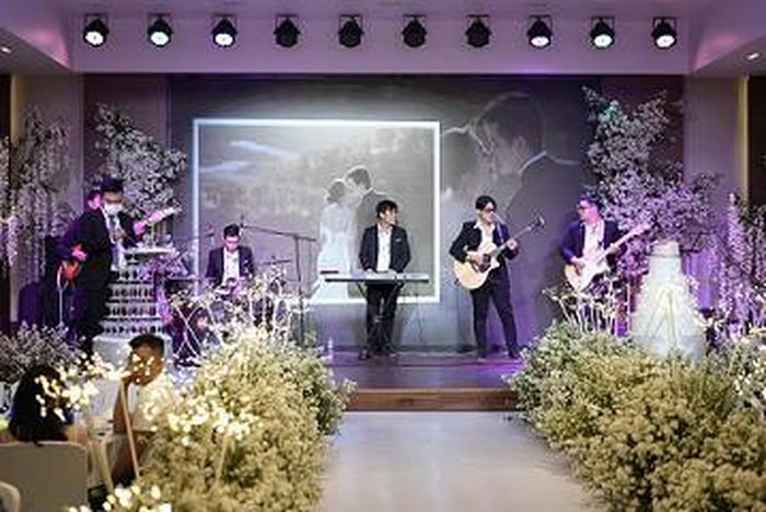 Lễ đăng quang tình yêu uyên ương.