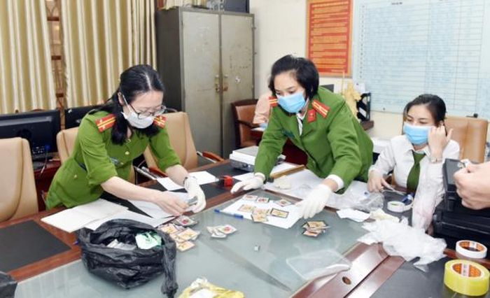 Công an kiểm tra tang vật ma túy thu giữ trong một vụ án.